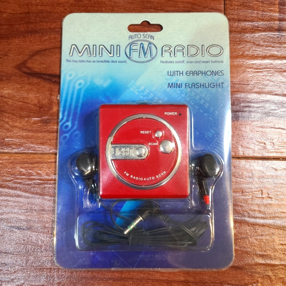 VTG RED Auto Scan Mini FM Radio with Earphones Mini Flashlight Greenbrier New